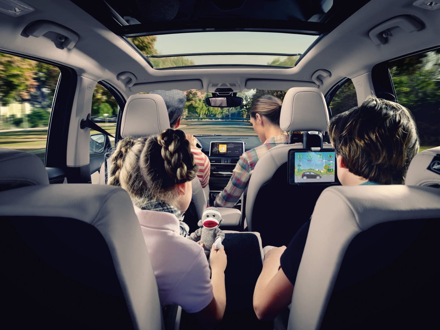 Amplio espacio interior y asientos cómodos para la familia.