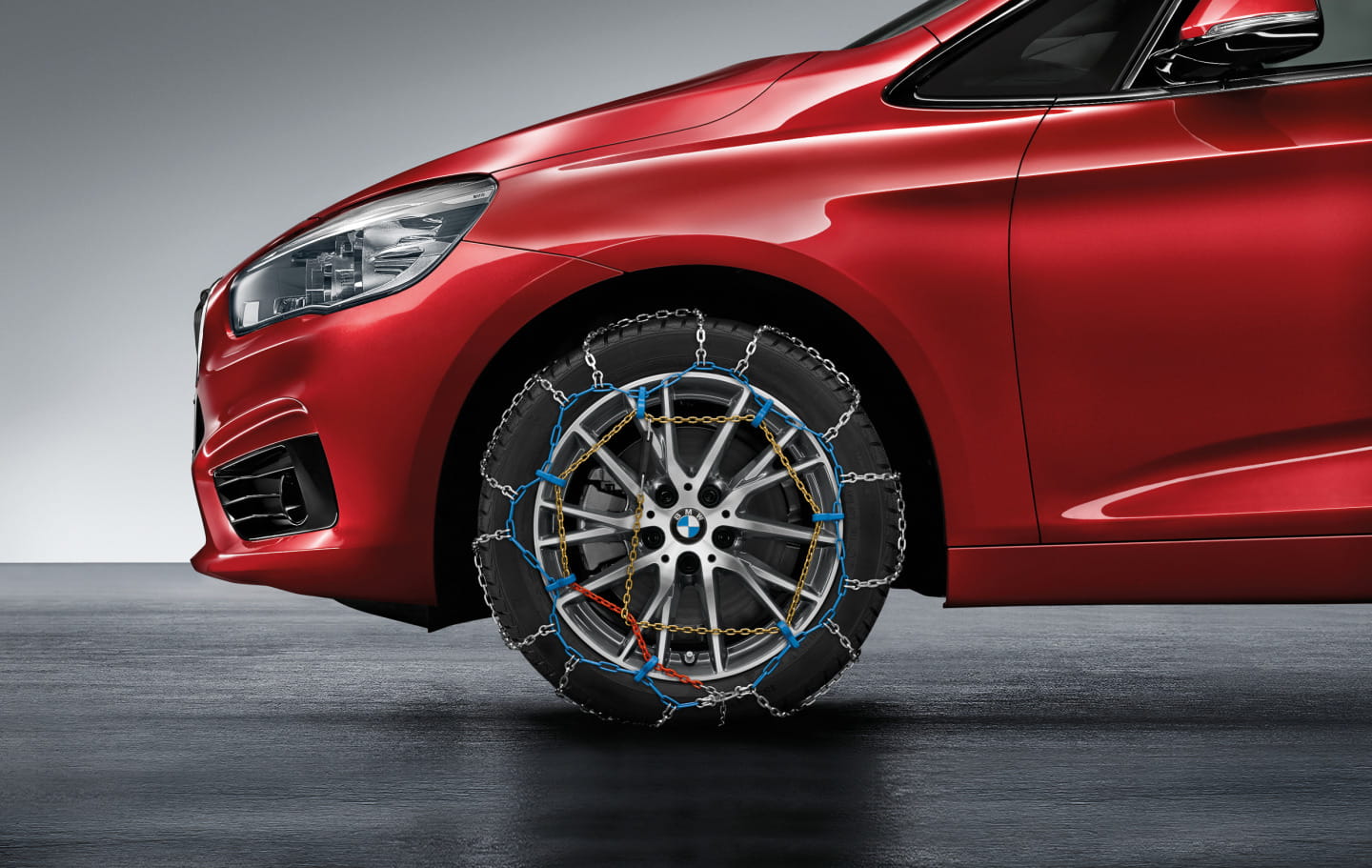 Primer plano de la llanta deportiva de un BMW Serie 2 Gran Tourer.