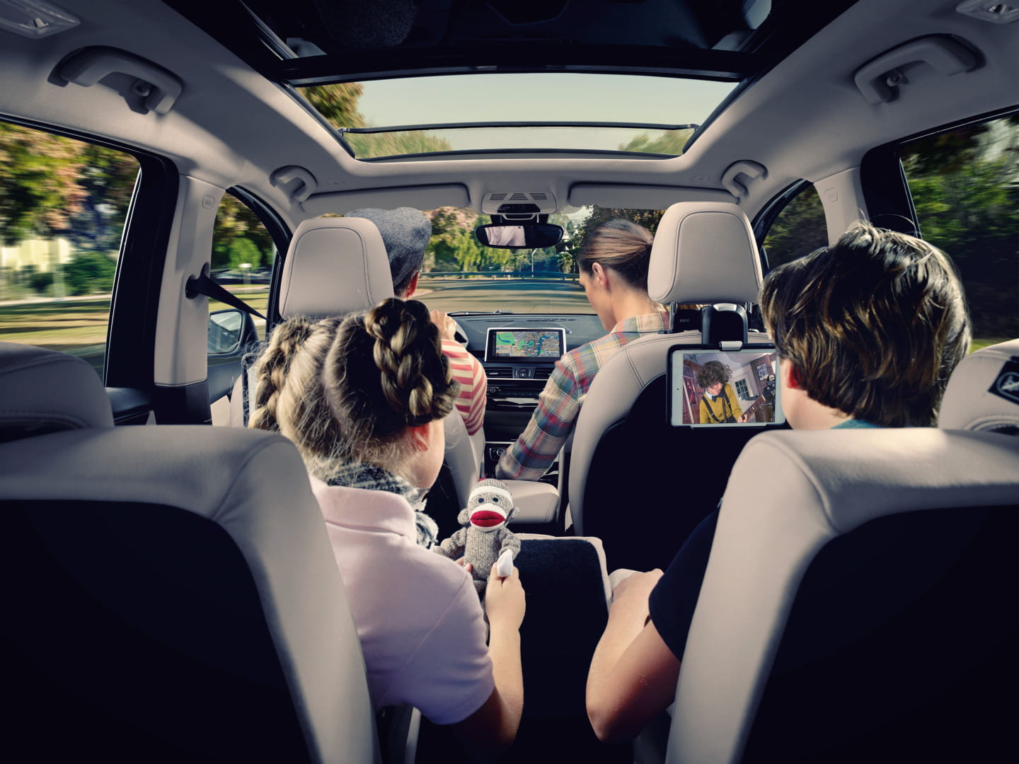 Amplio espacio y comodidad para los pasajeros en asientos traseros del BMW Serie 2.