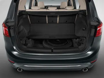 Vista trasera del BMW Serie 2 Gran Tourer con maletero abierto.