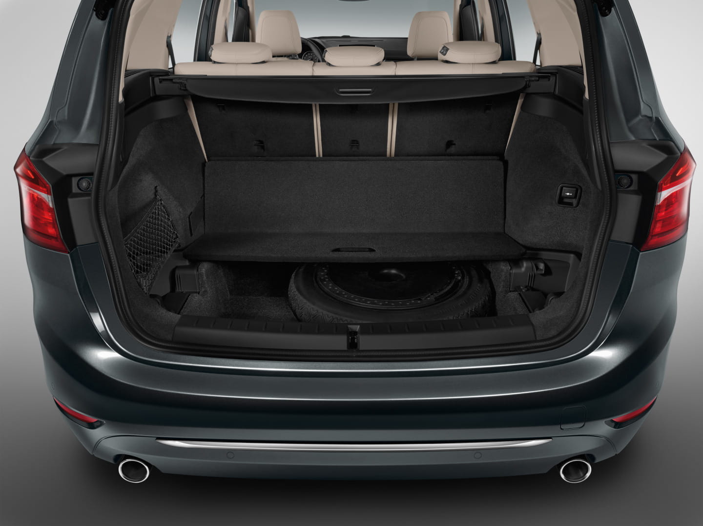 Vista trasera del BMW Serie 2 Gran Tourer con maletero abierto.