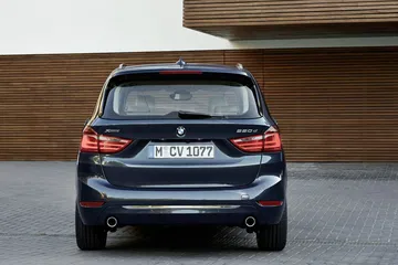 Vista trasera del BMW Serie 2 Gran Tourer destacando sus líneas y faros.