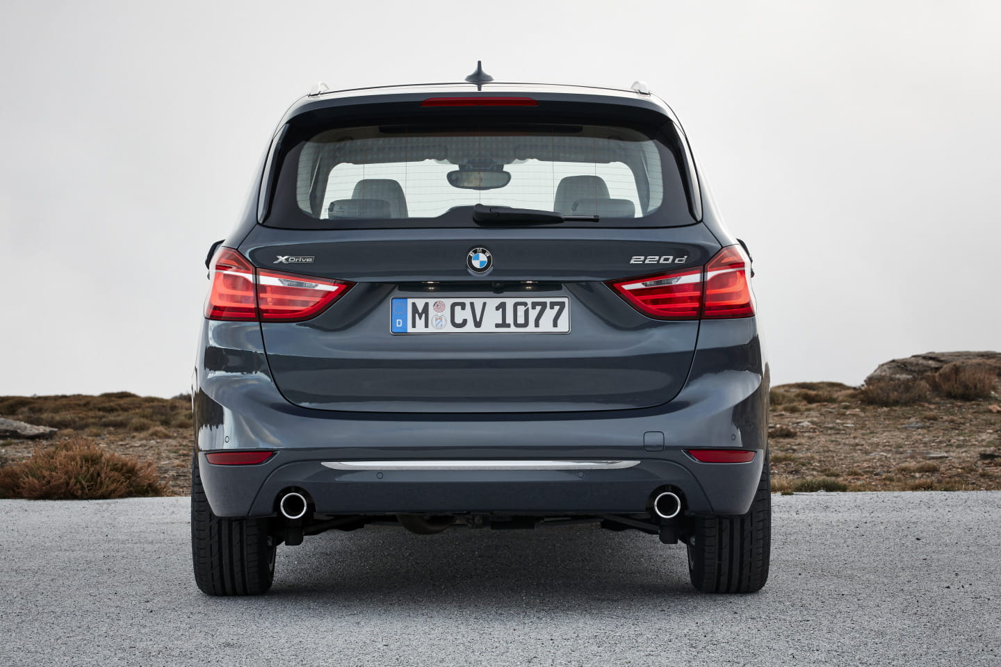 Imagen de la parte trasera del BMW Serie 2 Gran Tourer mostrando líneas elegantes y deportivas.