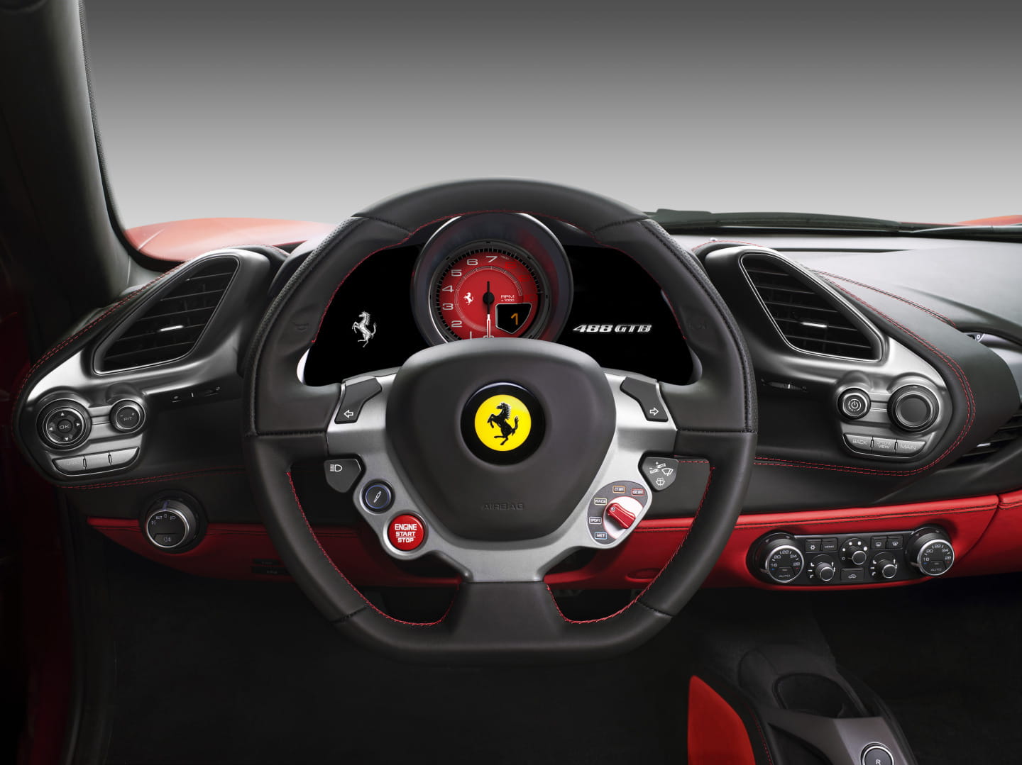 Vista del volante del Ferrari 488 con logotipo prominente e instrumentación.