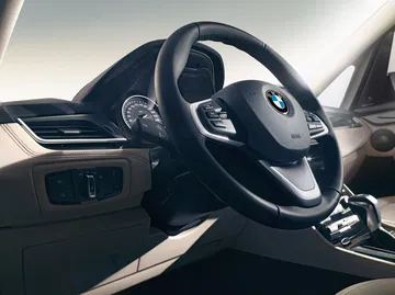 Vista del volante y consola central del BMW Serie 2 Gran Tourer, elegancia y funcionalidad.
