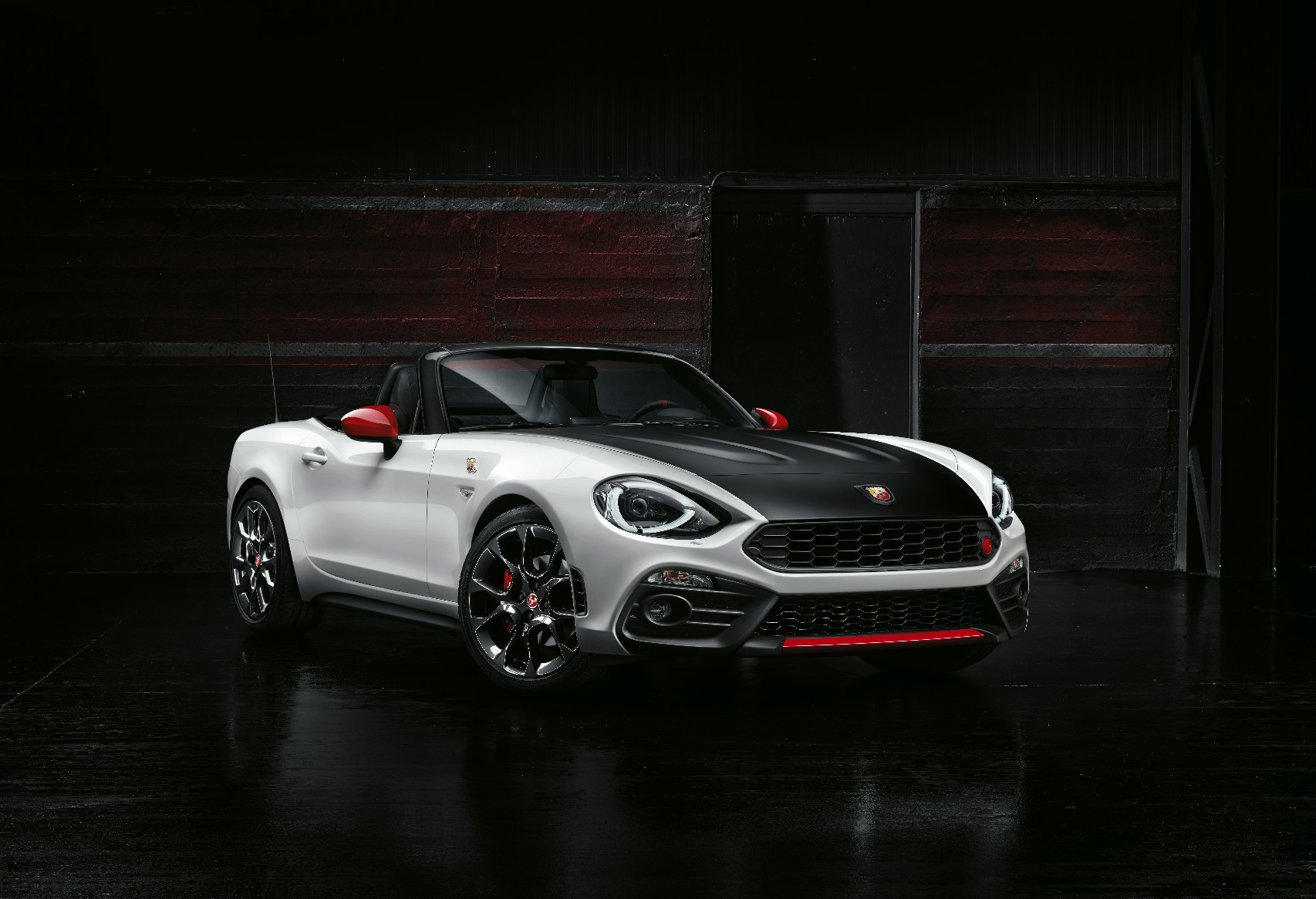 Vista angular delantera del Abarth 124 Spider, mostrando su diseño deportivo.