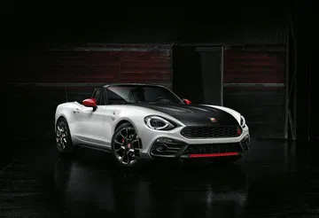 Vista angular delantera del Abarth 124 Spider, mostrando su diseño deportivo. Vista angular delantera del Abarth 124 Spider, mostrando su diseño deportivo.