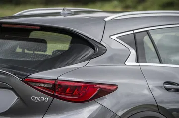 Vista del diseño lateral y detalle de la insignia del Infiniti QX30.