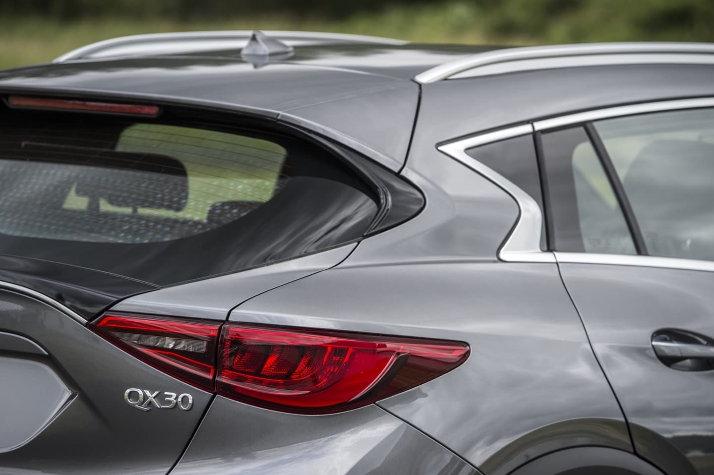 Vista del diseño lateral y detalle de la insignia del Infiniti QX30.