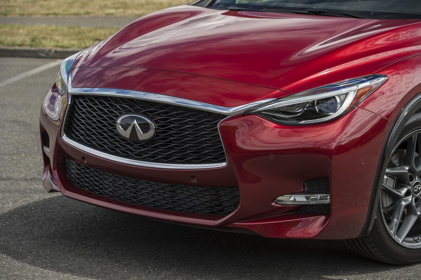 Vista cercana de la parrilla y emblema del Infiniti QX30.