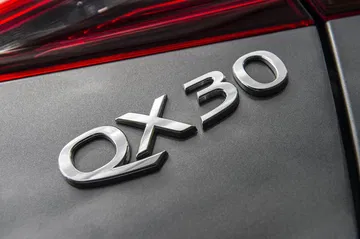 Primer plano del emblema QX30 en la carrocería