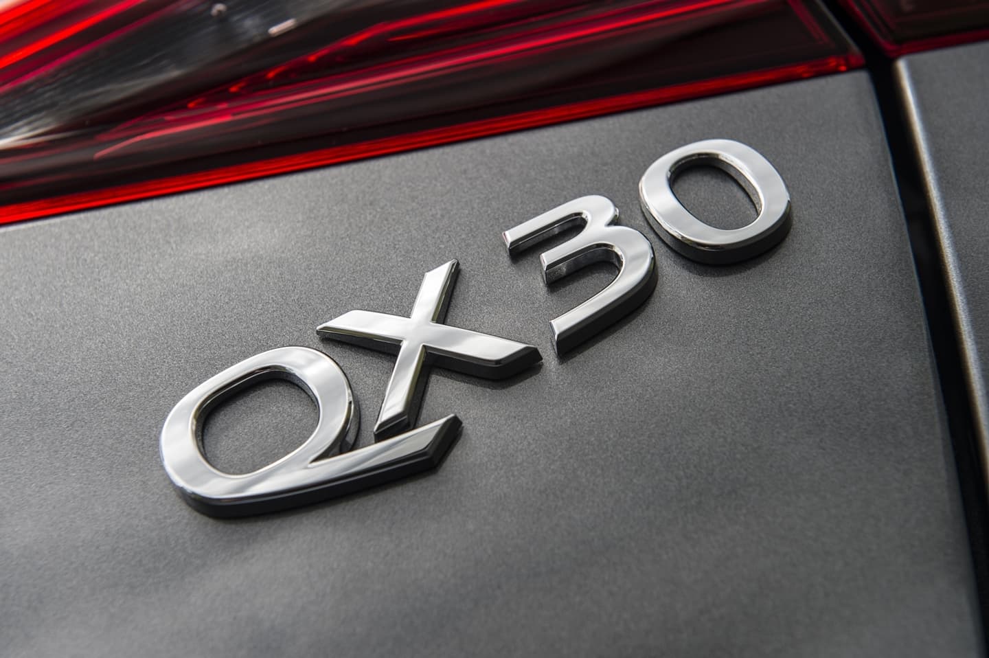 Primer plano del emblema QX30 en la carrocería