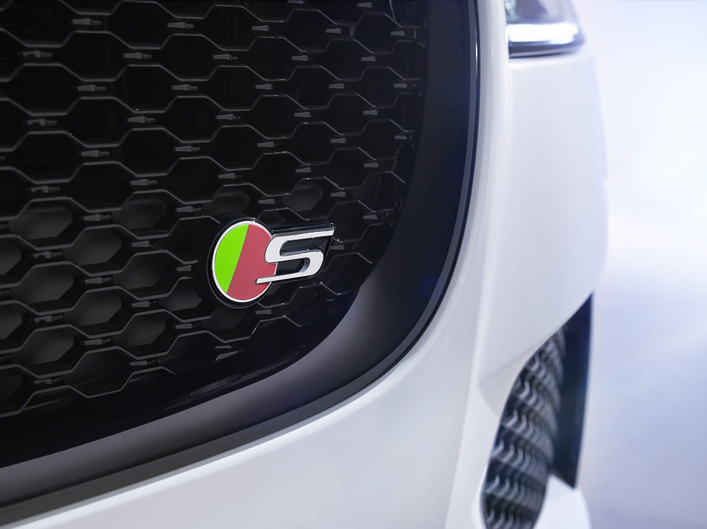 Primer plano del emblema distintivo de un Jaguar XF.