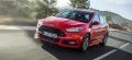 Vista dinámica del Ford Focus ST en rojo, destacando su diseño frontal y lateral