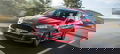 Vista dinámica del Ford Focus ST en rojo, destacando su diseño frontal y lateral