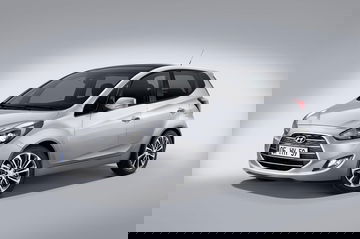 Vista angular del Hyundai ix20 que muestra su diseño frontal y lateral.
