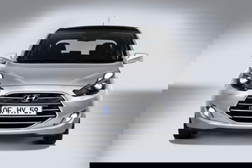Vista frontal del Hyundai ix20, destacando su parrilla y faros característicos.