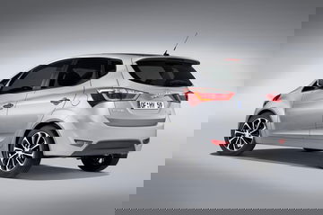 Vista trasera y lateral del Hyundai ix20, mostrando su diseño compacto y deportivo.