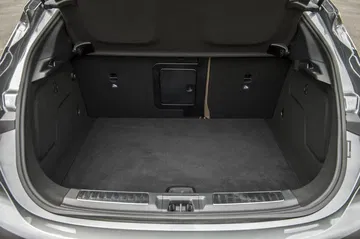 Vista del amplio maletero del Infiniti QX30, enfocado en su capacidad y detalles.