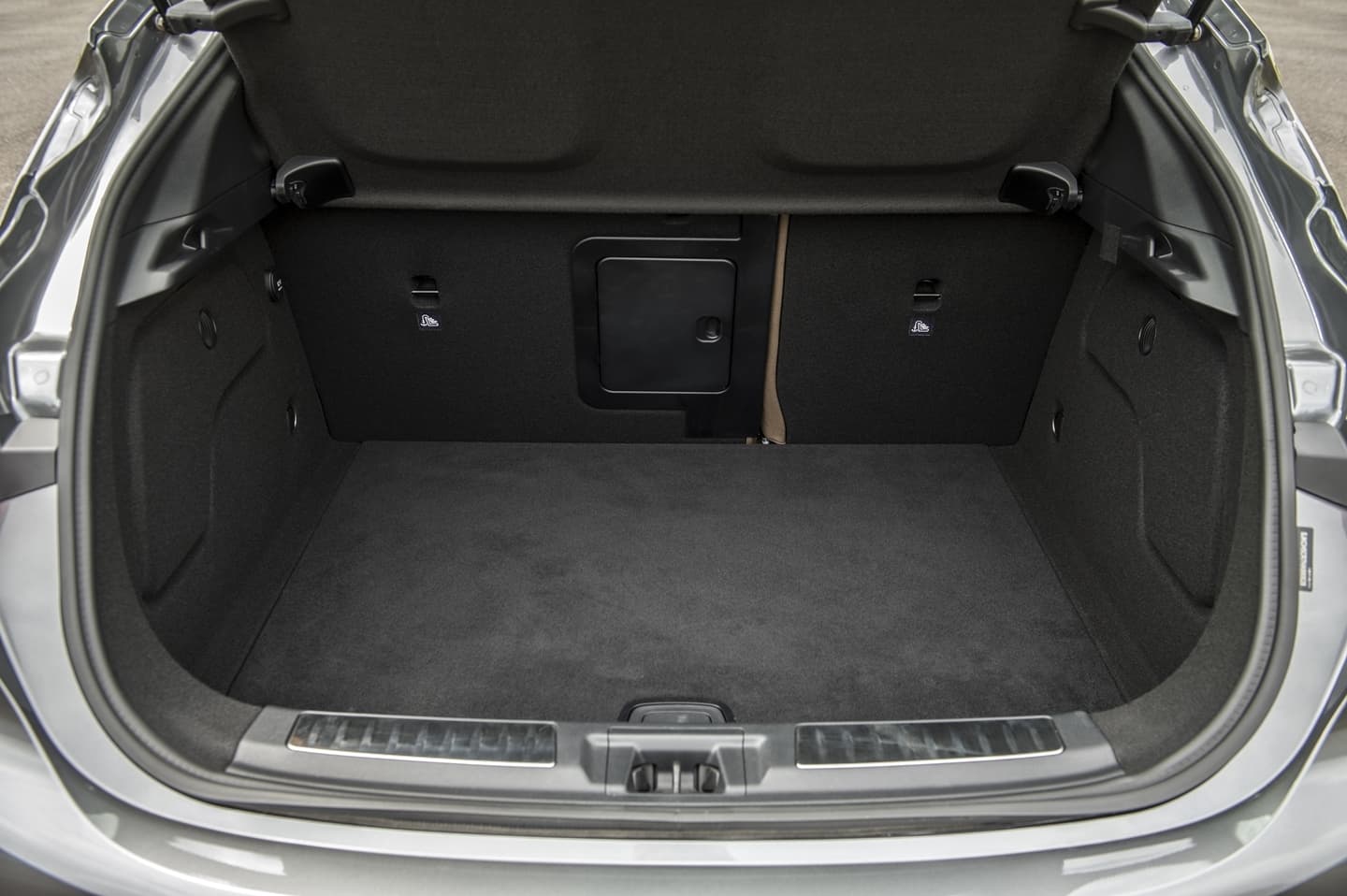 Vista del amplio maletero del Infiniti QX30, enfocado en su capacidad y detalles.