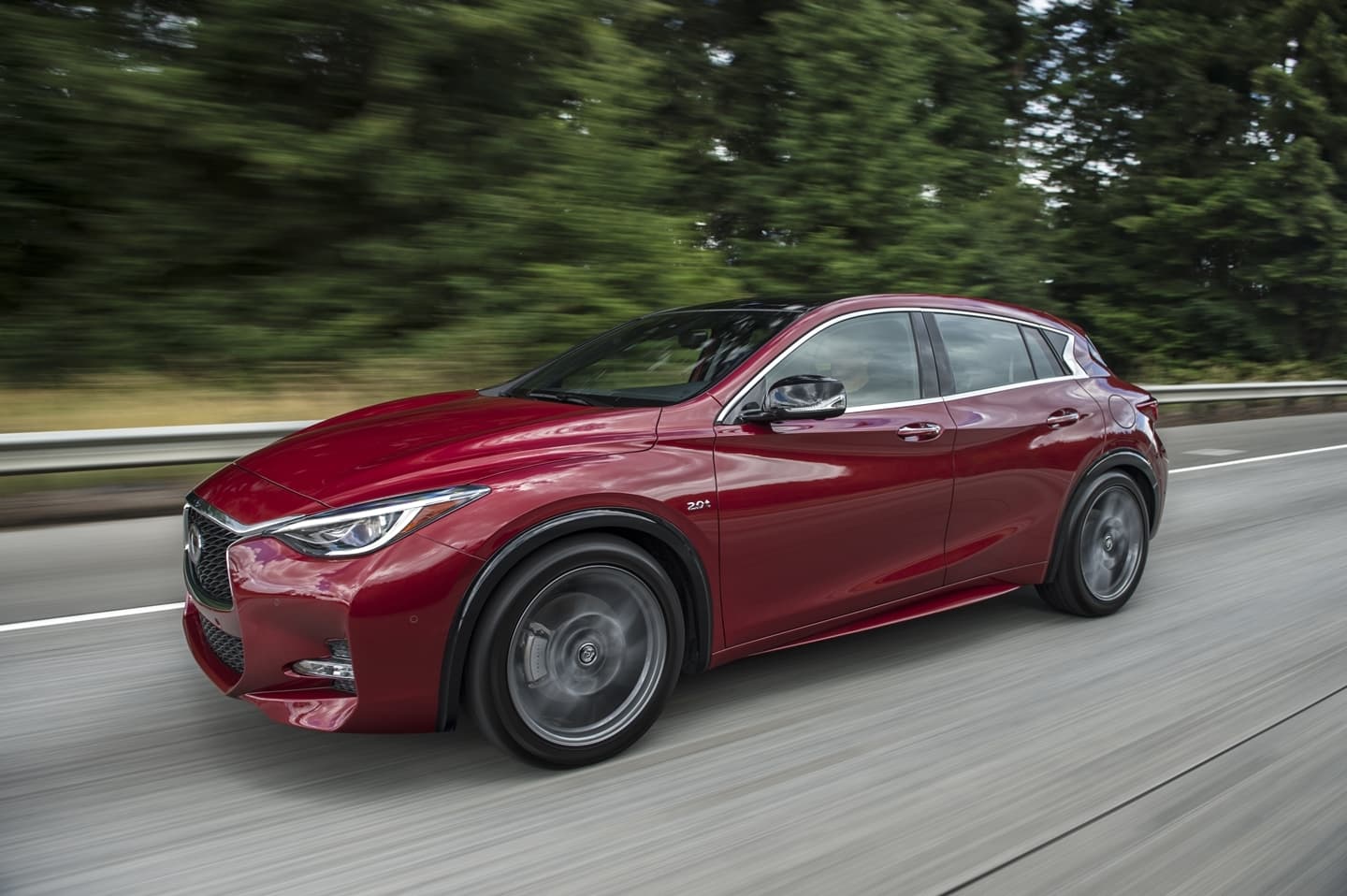 Dinámica lateral del Infiniti QX30 en movimiento.