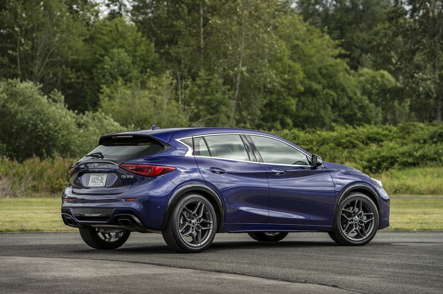 Infiniti QX30 capturado en movimiento, mostrando su diseño lateral