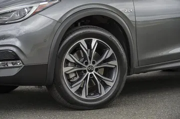 Vista cercana de llanta de aleación del Infiniti QX30.