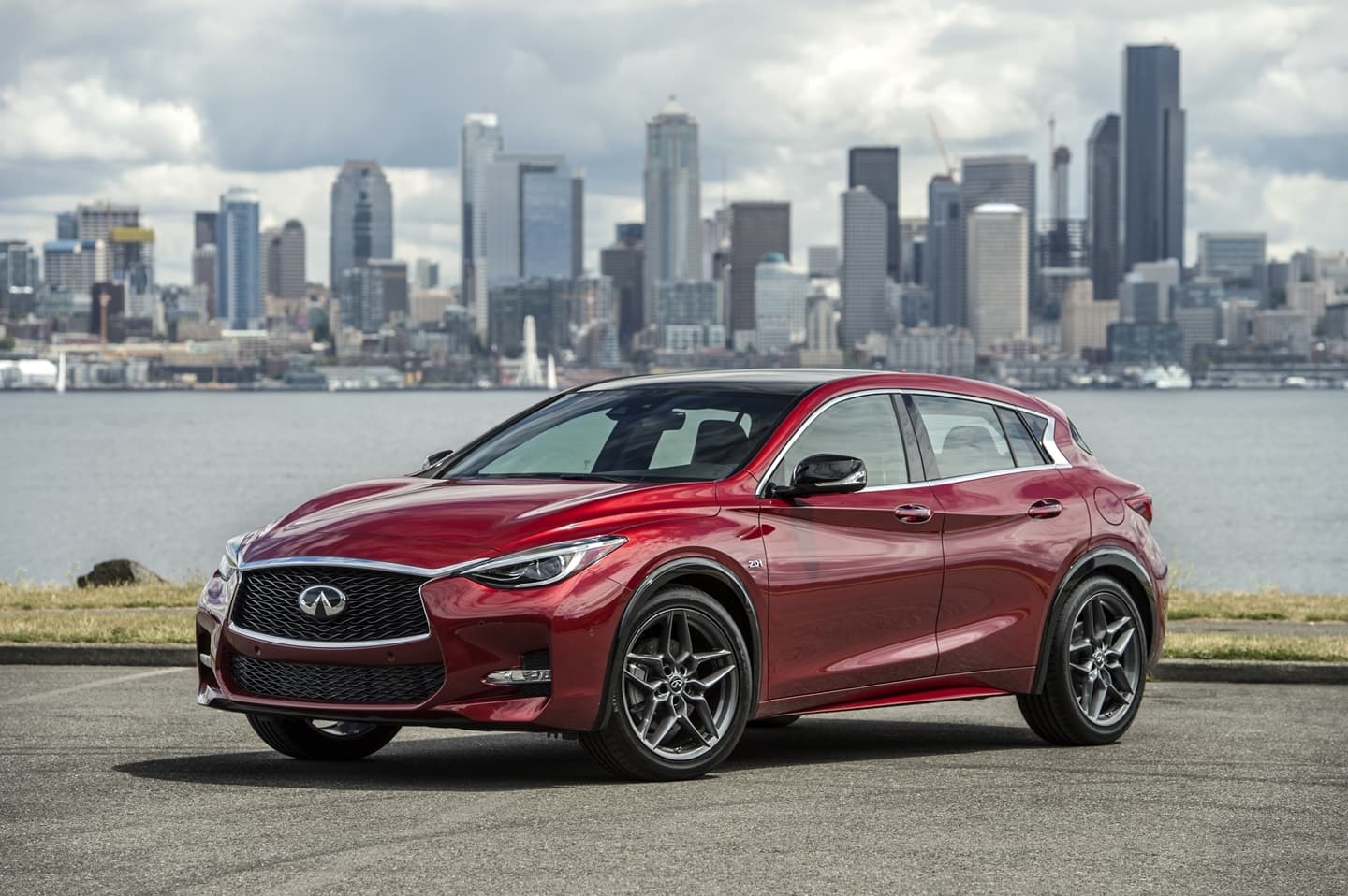 Vista lateral del Infiniti QX30 con un fondo urbano