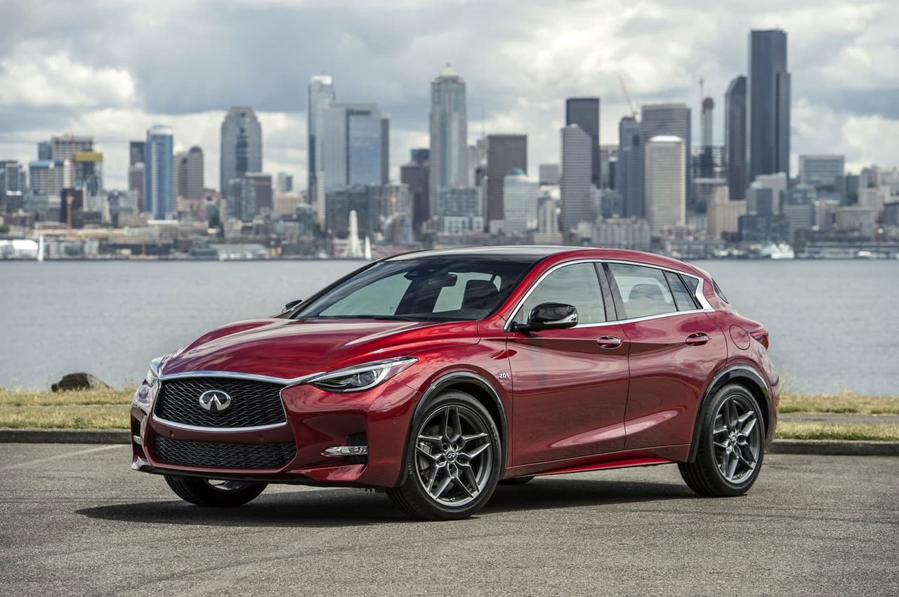 Vista lateral del Infiniti QX30 con un fondo urbano