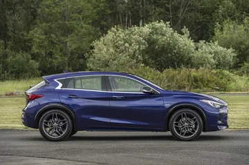 Perfil lateral del Infiniti QX30 mostrando su diseño aerodinámico.