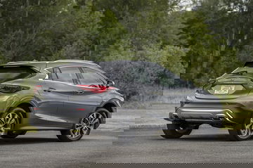 Vista lateral del Infiniti QX30 destacando su diseño aerodinámico.