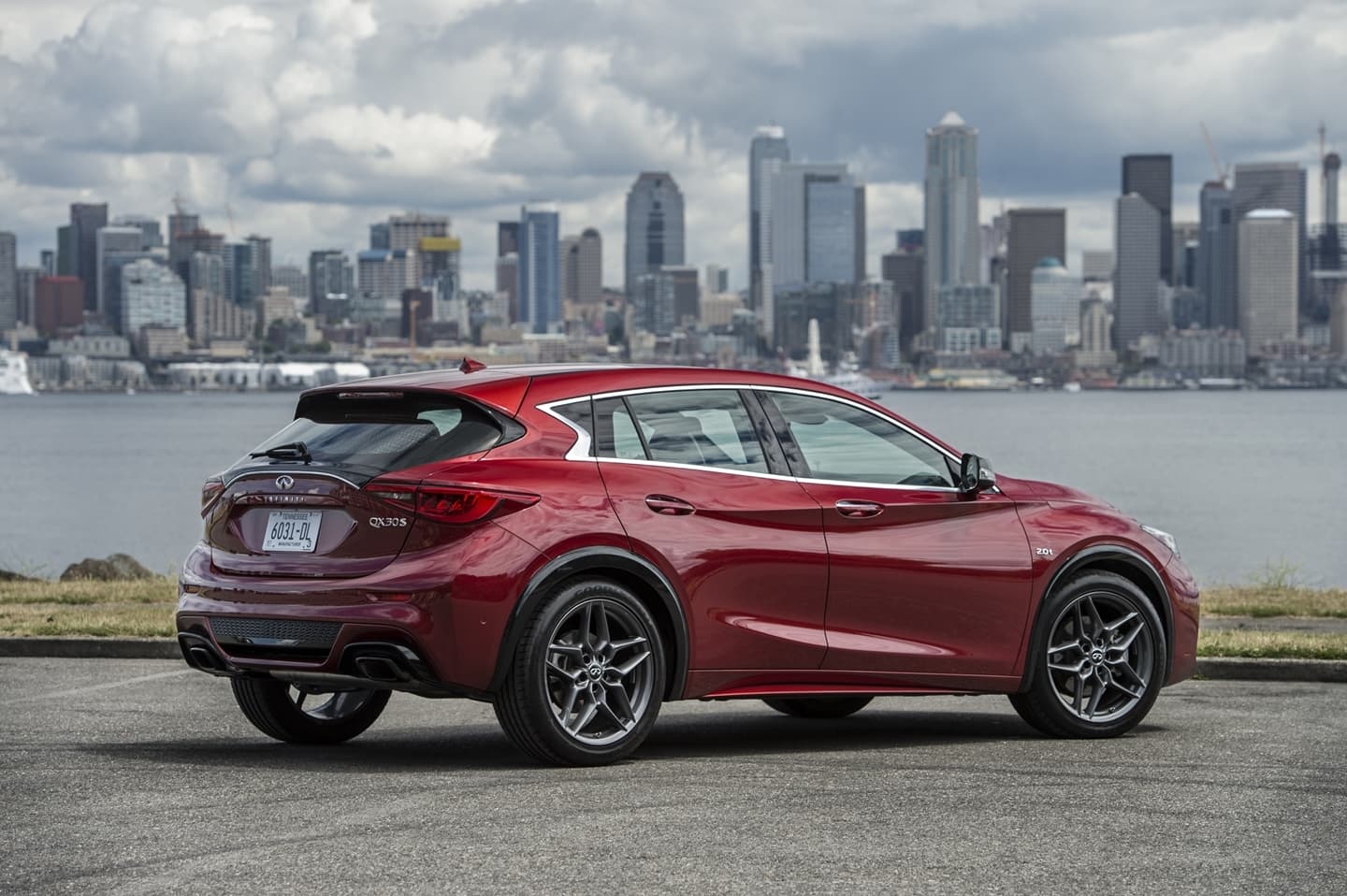 Vista trasera lateral del Infiniti QX30 con fondo urbano.