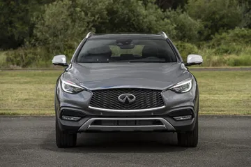 Vista frontal del Infiniti QX30 destacando su parrilla doble arco y faros LED