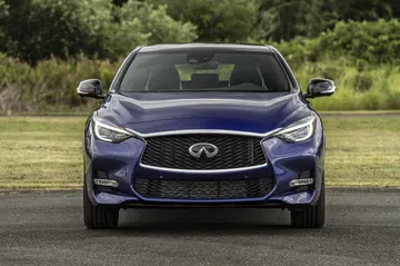 Vista frontal del Infiniti QX30 destacando su parrilla y faros distintivos