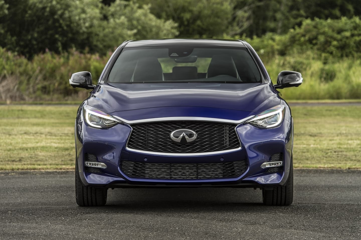 Vista frontal del Infiniti QX30 destacando su parrilla y faros distintivos