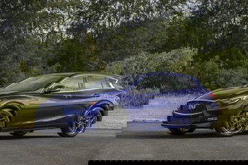 Vista lateral del Infiniti QX30 destacando su perfil dinámico y llantas deportivas.