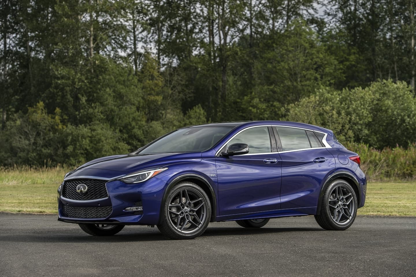 Vista lateral del Infiniti QX30 destacando su perfil dinámico y llantas deportivas.