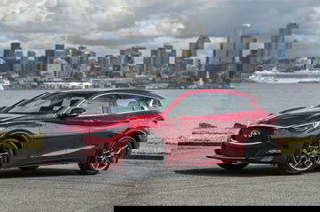 Vista lateral del Infiniti QX30 destacando su diseño aerodinámico.