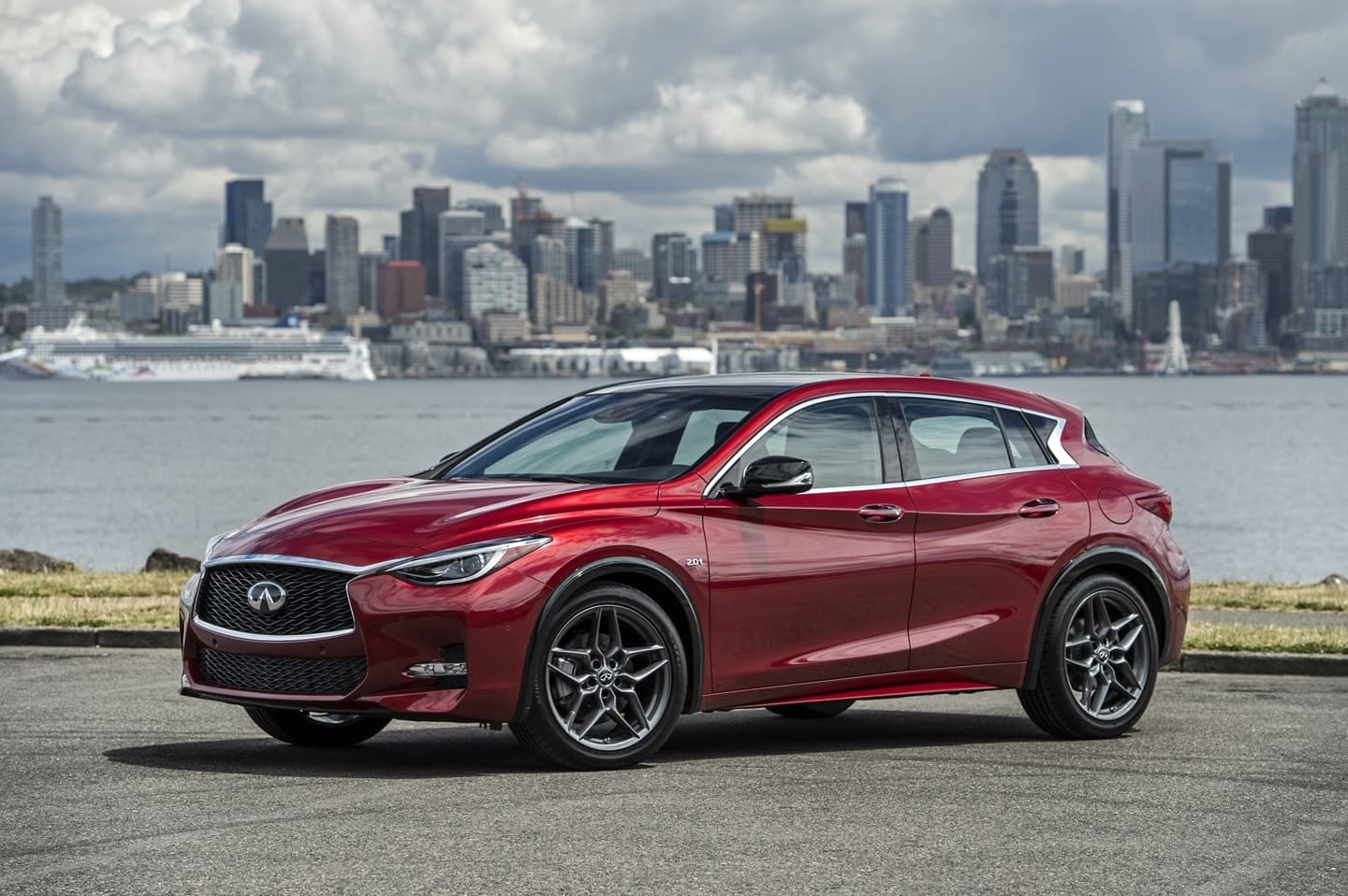 Vista lateral del Infiniti QX30 destacando su diseño aerodinámico.