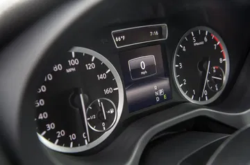 Visión cercana de la instrumentación del Infiniti QX30 con velocímetro y tacómetro.