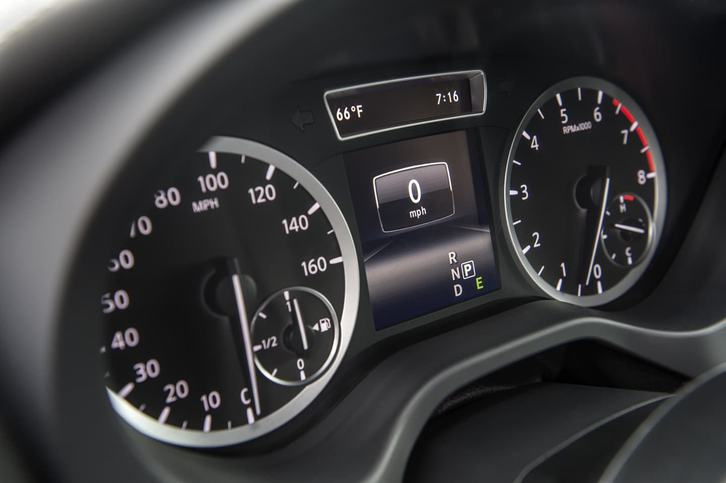 Visión cercana de la instrumentación del Infiniti QX30 con velocímetro y tacómetro.