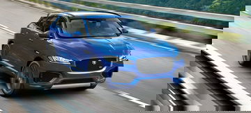 Vista dinámica lateral del Jaguar F-PACE en carretera.