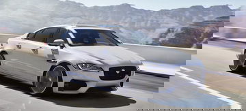 Perfil dinámico del Jaguar XF destacando su línea deportiva y elegante