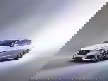 Vista angular delantera del Jaguar XF mostrando su elegante diseño.