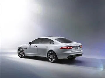 Vista trasera y lateral que muestra la elegancia deportiva del Jaguar XF.