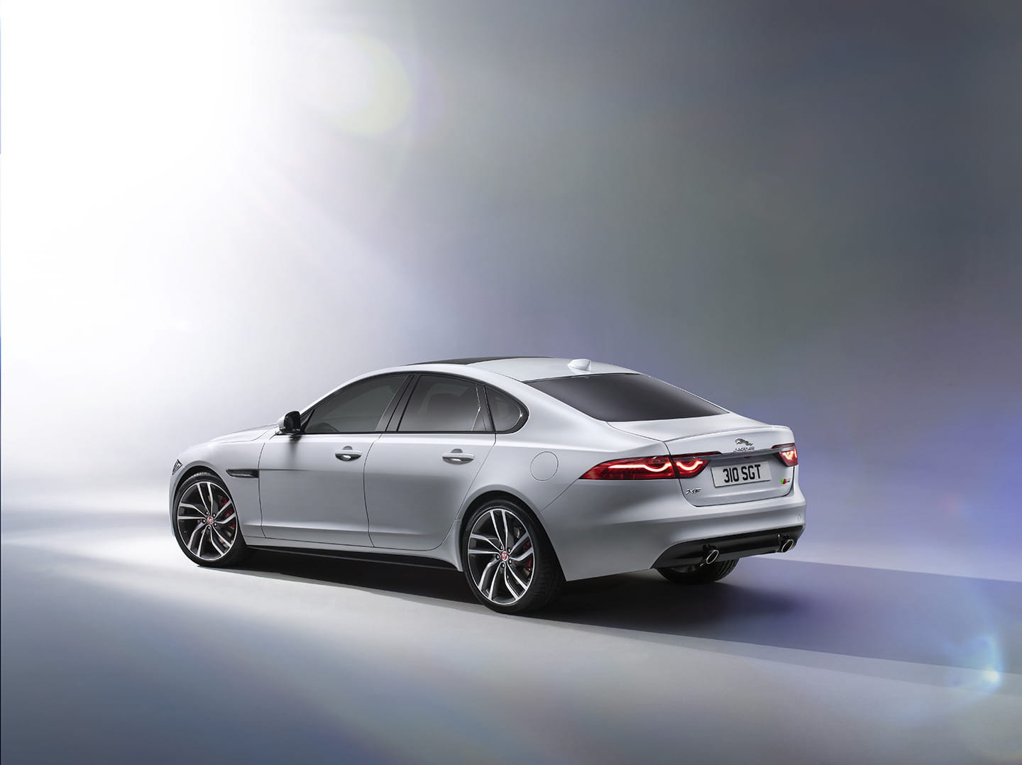 Vista trasera y lateral que muestra la elegancia deportiva del Jaguar XF.
