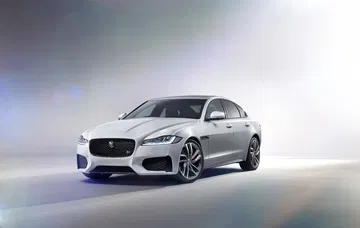 Vista lateral delantera del Jaguar XF, destacando su diseño elegante y deportivo.