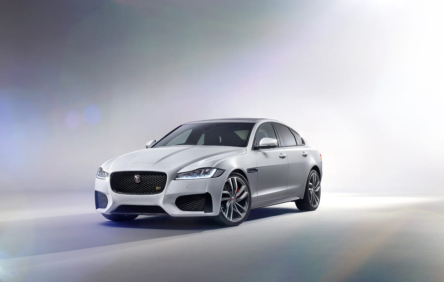 Vista lateral delantera del Jaguar XF, destacando su diseño elegante y deportivo.