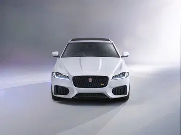 Vista frontal Jaguar XF realzando diseño de parrilla y faros LED