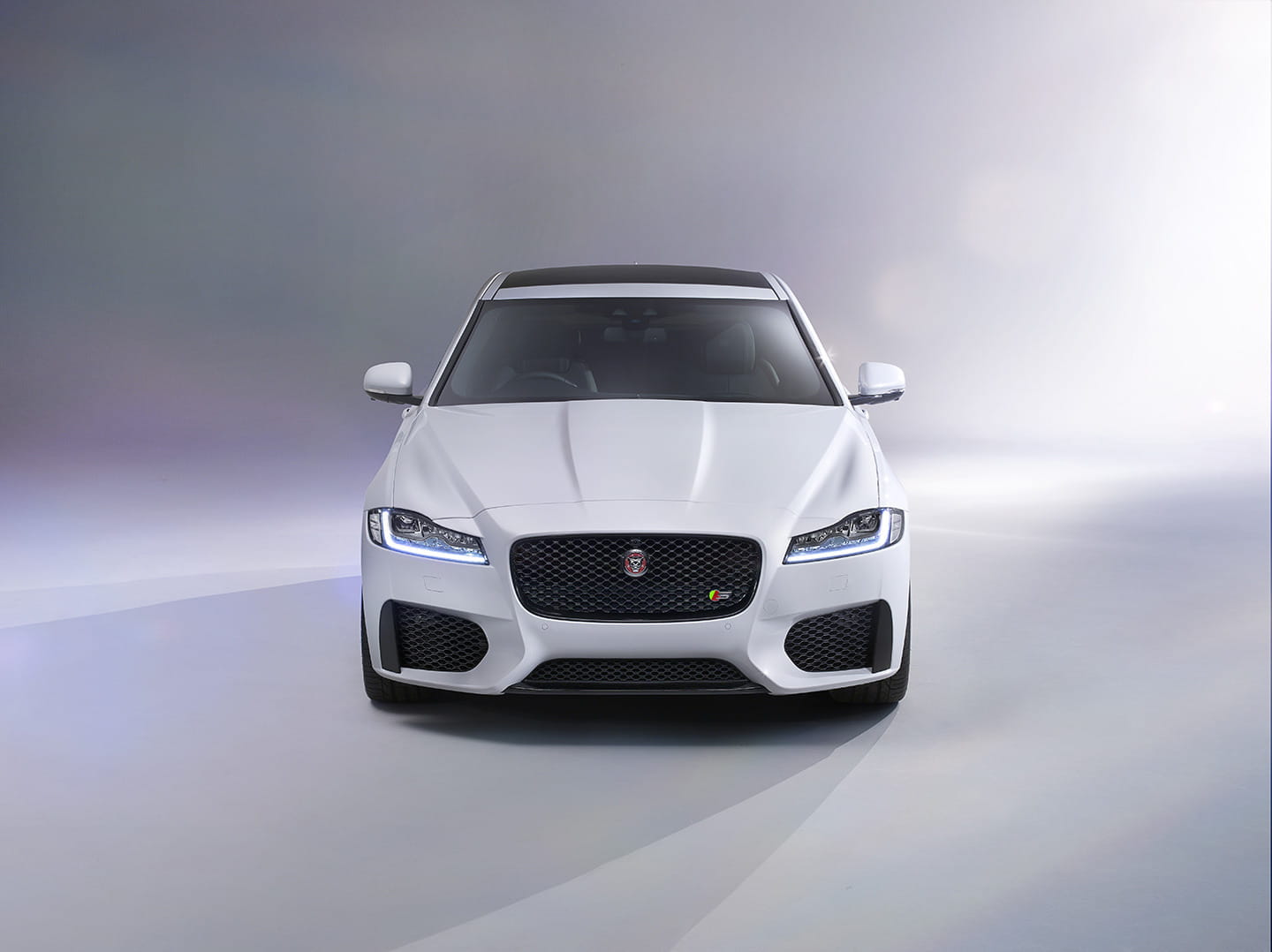 Vista frontal Jaguar XF realzando diseño de parrilla y faros LED